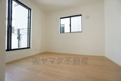 2面採光を確保した明るい室内は、風通しも良く、大変居心地の良い空間となっております。