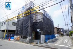 現地（2026年7月）撮影。周辺環境充実のスーパー徒歩6分、ドラッグストア徒歩5分でお買い物もラクラク＾＾警弥郷緑地まで徒歩2分で気軽にお散歩もできます。