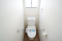 1階2階の2ヶ所にトイレがありますので、忙しい朝にも家族に気を使わず、ゆとりが生まれますね＾＾ 小窓付きで換気する時に便利です＾＾