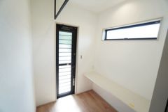 洗面脱衣室には雨の日も安心なランドリールームを完備＾＾ 洗濯してすぐに干せるので家事効率アップ。 窓付きで良く乾きます。
