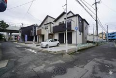 前面道路。北東側4.9ｍ、南東側4.6ｍ公道。