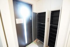 採光も考えられた明るい玄関です。たっぷり収納できるシューズボックス付きなので、家族全員の靴がきれいに整頓できます。