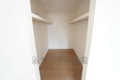 寝室にはハンガーパイプ付きのウォークインクローゼットが設けられています。たっぷり収納できるので衣替えの心配もいりませんね＾＾