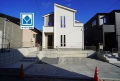 1ｋｍ圏内にローソン、小中学校、幼稚園、郵便局、市役所など周辺環境充実＾＾閑静な住宅地で子育て世帯にオススメの住環境です＾＾