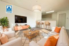 大きな掃き出し窓のあるリビングは、陽光あふれる明るい空間です。ゆったりと寛げる憩いの場となりそうです。家具はCGによるイメージ画像です。