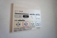 浴室暖房乾燥機。冬はヒートショック対策、梅雨や花粉の時期には洗濯物の乾燥に。一年中活躍できますね＾＾
