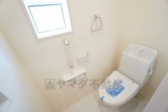1階2階の2ヶ所にトイレがありますので、忙しい朝にも家族に気を使わず、ゆとりが生まれますね＾＾ 小窓付きで換気する時に便利です＾＾