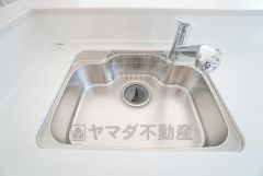 大きなお鍋も楽々洗える幅の広いシンクです＾＾ステンレスシンクなので簡単にお掃除できますよ。洗剤やスポンジもすっきりできる収納付き。