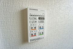 雨の日の洗濯も安心できる浴室暖房乾燥機付き浴室。リモコンで操作もボタン1つで簡単です。
