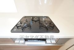 3口コンロなので、効率よくお料理が楽しめます。毎日のお料理も楽しくなりますね＾＾ 魚焼きグリル付きです。