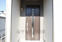 採光のためのスリットが入った玄関ドア。