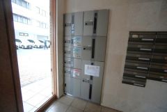 宅配ボックス付き。お仕事中や外出中などの不在時にも荷物が受け取れるのはとっても便利ですね＾＾セキュリティ面でも安心です＾＾ 