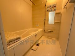 1日の疲れを癒すくつろぎのバスルーム。足を伸ばしてもゆったりと入れるサイズです。お子様と一緒にお風呂に入っても狭くないですね＾＾