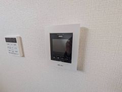 防犯はもちろん、セールスマン対策にもなるモニター付きインターホンです。 来訪者の顔が見えるので安心ですね＾＾