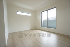 7.5帖。主寝室としてお使いいただけそうなこちらのお部屋は、日当たりが良く、爽やかな風を感じて起きる朝は、快適生活の始まりに。 