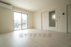 大きな掃き出し窓のあるリビングは、陽光あふれる明るい空間です。ゆったりと寛げる憩いの場となりそうです。