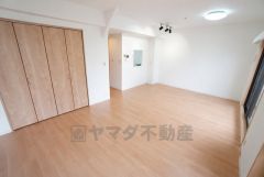 窓から光が差し込む明るいダイニングです＾＾