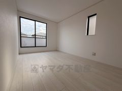 2面採光を確保した明るい室内は、風通しも良く、大変居心地の良い空間となっております。日当たりがよく、子供部屋としての利用もおすすめ。