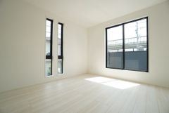 大きな窓がある主寝室。朝は爽やかな朝日と共に目覚め、日中は明るい空間で読書や作業など、自分時間を楽しむことができます。