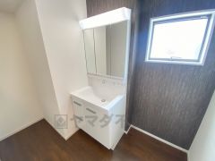 三面鏡裏収納付き洗面化粧台です＾＾ 歯磨きセットやスキンケア用品などの収納に便利ですね。