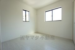 2面採光を確保した明るい室内は、風通しも良く、大変居心地の良い空間となっております。日当たりがよく、子供部屋としての利用もおすすめ。 