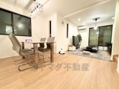 ご家族で団らんの時間を過ごす約18.6帖のLDK。