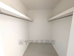 洋室にはハンガーパイプ付きのウォークインクローゼットが設けられています。たっぷり収納できるので衣替えの心配もいりませんね＾＾