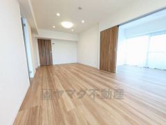 家族が集まる開放的なリビング。思い思いの時間を過ごしたり食事をしたり、素敵な団らんの場になりますね。奥まった場所にキッチンを配置。リビングやダイニングでの寛ぎを邪魔しない仕様です＾＾ 