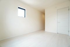 住む人のこだわりを活かす洋室。日当たりがよく、寝室としての利用もおすすめ。広めのクローゼットには荷物をすっきり片付けられ、ゆとりのある暮らしが出来ます＾＾