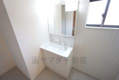 三面鏡にハンドシャワー付きで使いやすい洗面台です＾＾鏡裏と洗面ボウル下に収納付きの洗面台なので、整理整頓ができスッキリと使えます＾＾