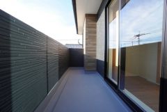 広々としたバルコニー。南向きで陽当たり良好です。 お洗濯はもちろん、日光浴スペースにも＾＾ 天気のいい日にはお布団もまとめて干せそうですね＾＾