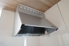 コンロ上には換気扇完備＾＾すぐ横に小窓が設けられているので、換気扇と合わせてWで換気できます＾＾