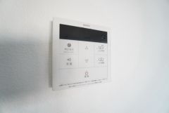キッチン横からお湯張り、追い炊き、足し湯がボタン一つで楽々操作できる給湯機リモコンです。忙しい夕飯準備の時間帯に重宝しますね。