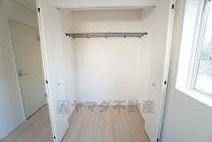 洋室にはラック付きのクローゼットが設けられています。たっぷり収納できるので衣替えの心配もいりませんね＾＾