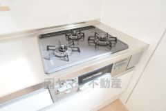 3種類の料理が同時に調理できる、3口ガスコンロ。忙しい夕食の支度時間が短縮できて効率よくお料理が楽しめます。