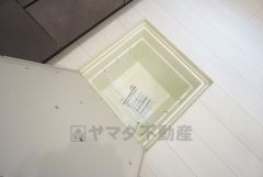 キッチンに床下収納があります。長期保存ができるもの、調理器具、防災グッズを入れておくのもいいですね。