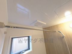 浴室には洗濯物が干せるスペース付きです＾＾