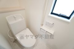 1階2階の2ヶ所にトイレがありますので、忙しい朝にも家族に気を使わず、ゆとりが生まれますね＾＾ 小窓付きで換気する時に便利です＾＾