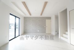 大きな掃き出し窓のあるリビングは、陽光あふれる明るい空間です。ゆったりと寛げる憩いの場となりそうです。