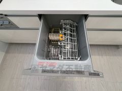 炊事時間を大幅に短縮できる食器洗浄乾燥機付き＾＾食器を洗う手間が減るので家族とのコミュニケーションの時間や自分の時間が増えますね。