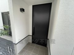 玄関は奥まっていて、人の出入りが見えにくいので防犯面も安心です。