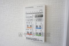 浴室暖房乾燥機には、暖房、乾燥、涼風、換気の4つの機能が付いています。タイマー付きです。換気・雨の日の洗濯も安心です＾＾