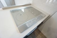 お手入れのしやすいIHクッキングヒーターです。3口コンロなので、効率よくお料理が楽しめます。毎日のお料理も楽しくなりますね＾＾