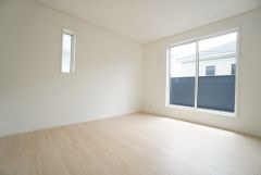 寛ぎの時間を紡ぎだす主寝室は、大型ベッドを置いても余裕の広さを確保しています。