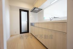 対面式キッチンなのでリビングにいるご家族とコミュニケーションを取りながら洗い物やお料理が楽しめそうですね。