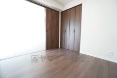 4.3帖洋室。木の温もりがやさしいフローリングとシンプルなクロスです＾＾