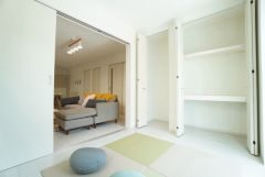 主寝室としてお使いいただけそうなこちらのお部屋は、日当たりが良く、爽やかな風を感じて起きる朝は、快適生活の始まりに。