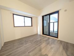 2面採光を確保した明るい室内は、風通しも良く、大変居心地の良い空間となっております。日当たりがよく、子供部屋としての利用もおすすめ。