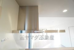 コンロ上には換気扇完備＾＾すぐ横に小窓が設けられているので、換気扇と合わせてWで換気できます＾＾