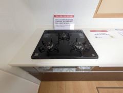 3種類の料理が同時に調理できる、3口ガスコンロ。忙しい夕食の支度時間が短縮できて効率よくお料理が楽しめます。 